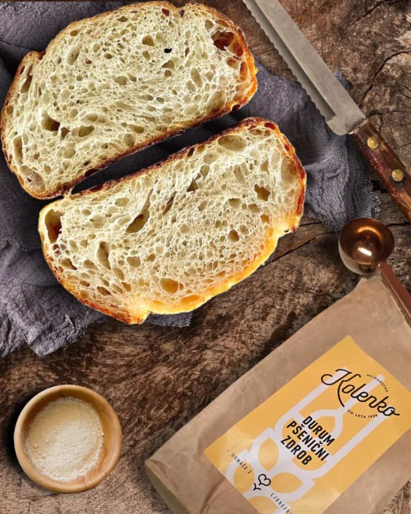 Sveženj kruha z drožmi, ročno pečen v Mlinarstvu Kolenko, s hrustljavo skorjo in mehko sredico.