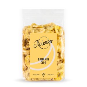 Sušen bananin čips iz tanko narezanih rezin banane, zlato rumene barve in hrustljave strukture.