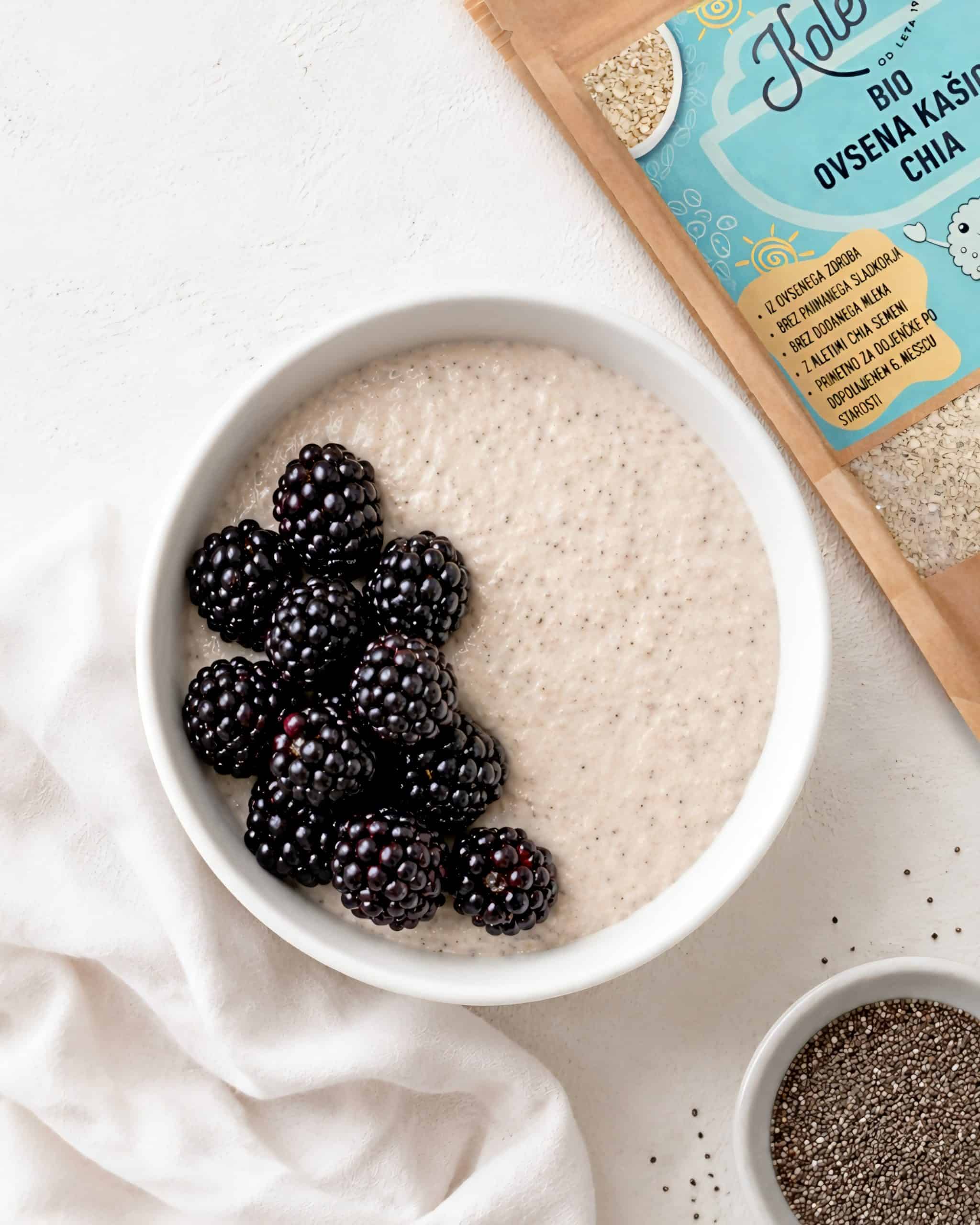 Bio ovsena kašica chia iz ovsenega zdroba z mletimi chia semeni, brez dodanega sladkorja in brez dodanega mleka, primerna za vegane in otroke po dopolnjenem 6. mesecu starosti.