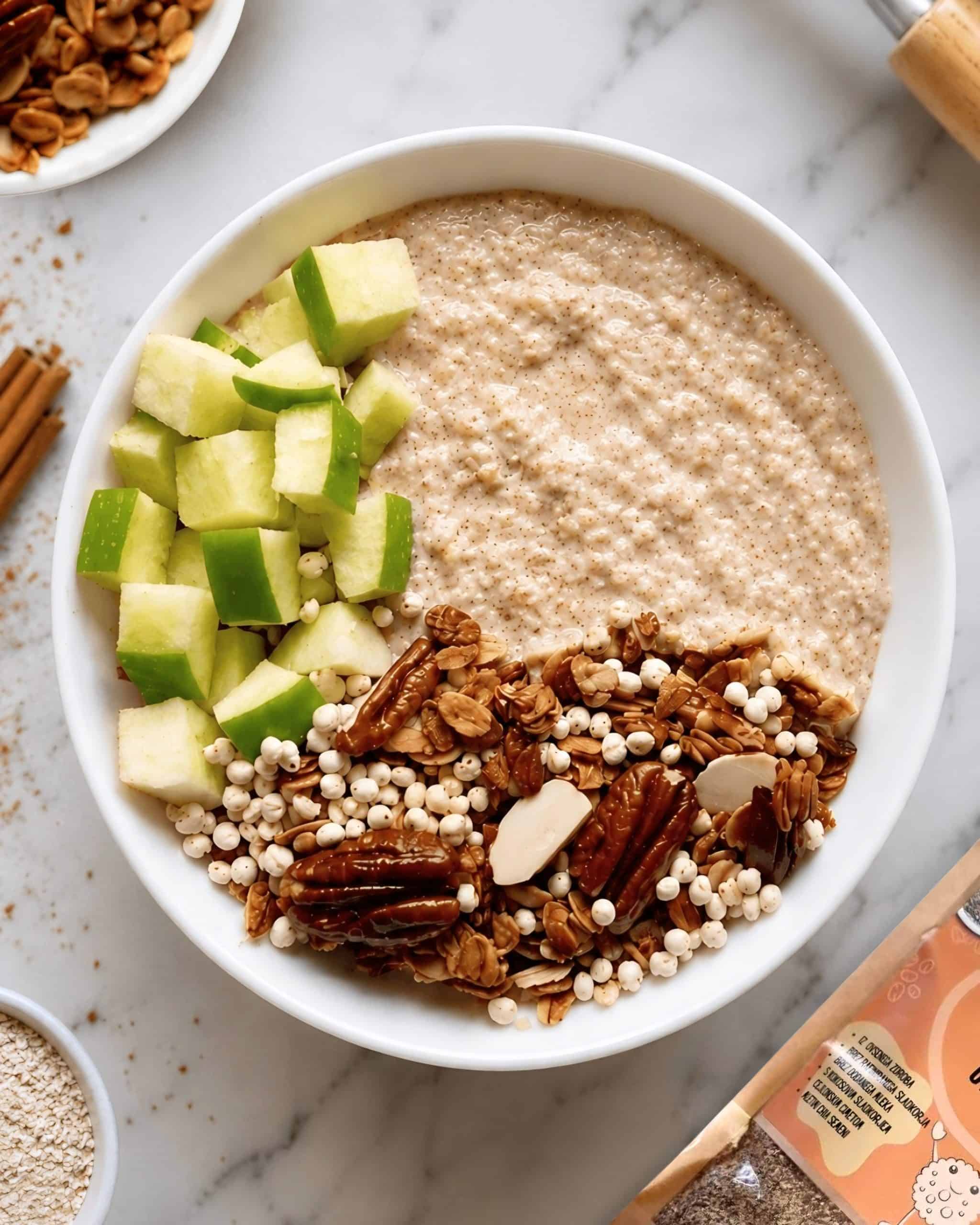 Bio ovsena kašica s cimetom in kokosovim sladkorjem, brez rafiniranega sladkorja in brez dodanega mleka, primeren za vegane.