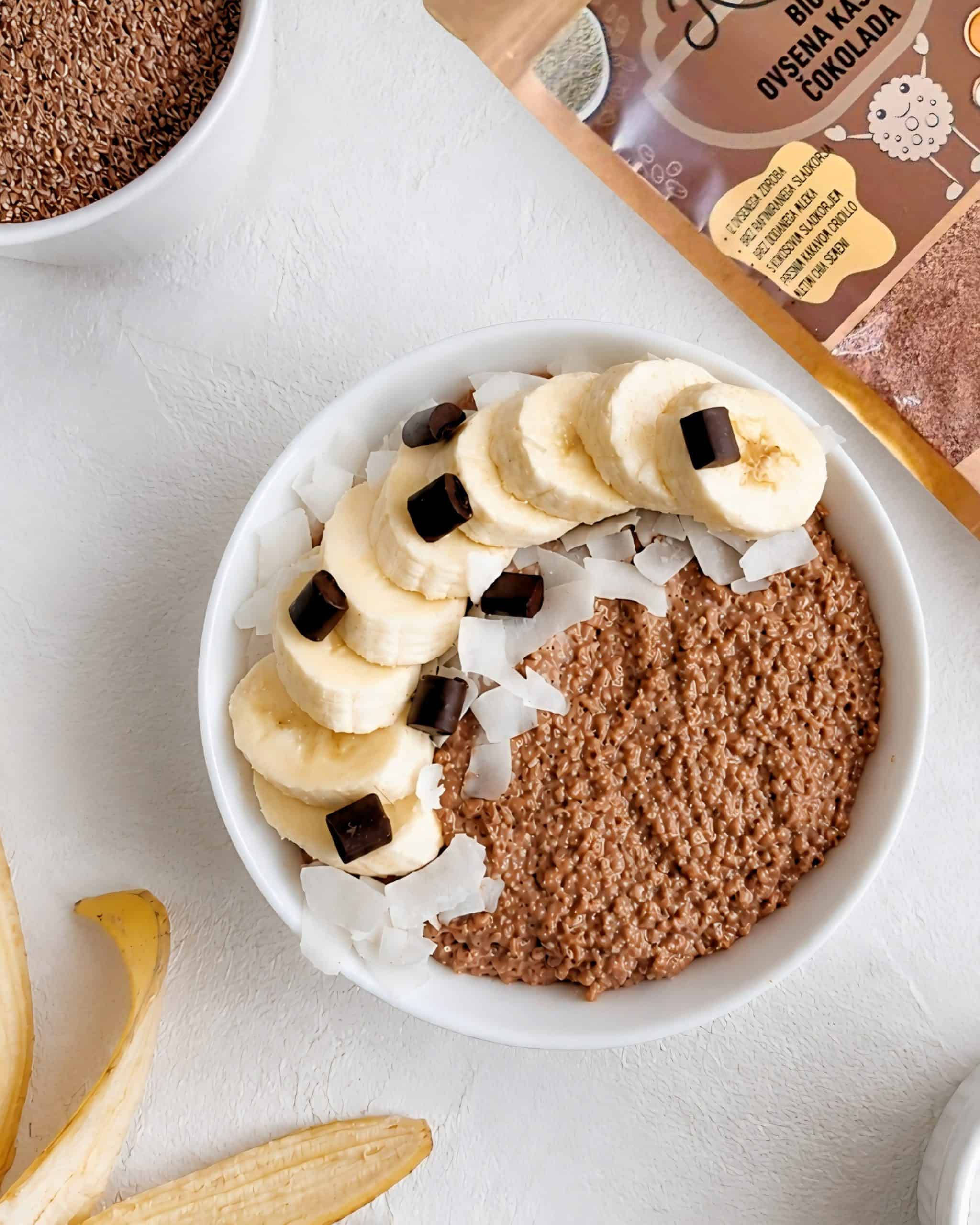 Ovseni zdrob z mletimi chia semeni in presnim kakavom criollo, brez dodanega sladkorja in brez dodanega mleka, primeren za vegane.