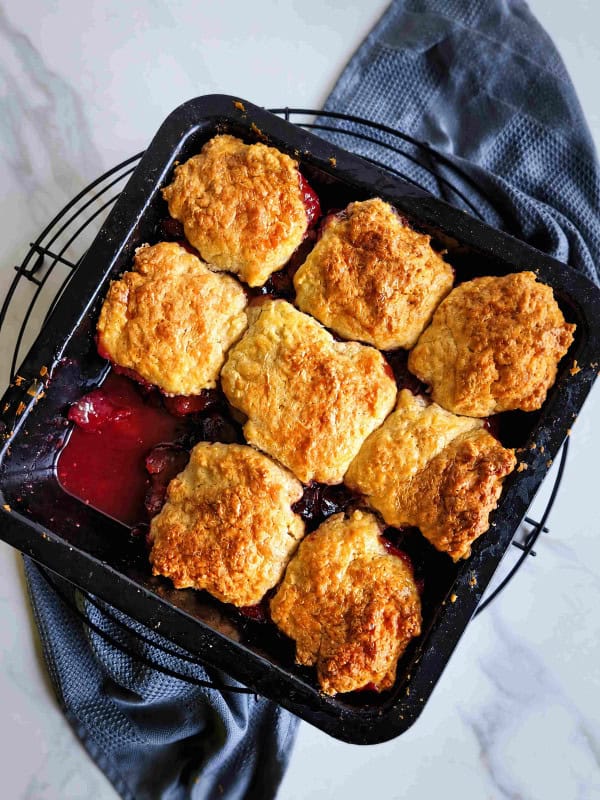 Slivov cobbler s hrustljavo zapečenim testom