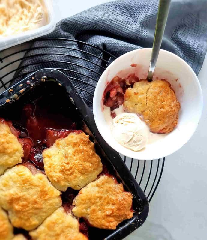 Slivov cobbler z vaniljevim sladoledom