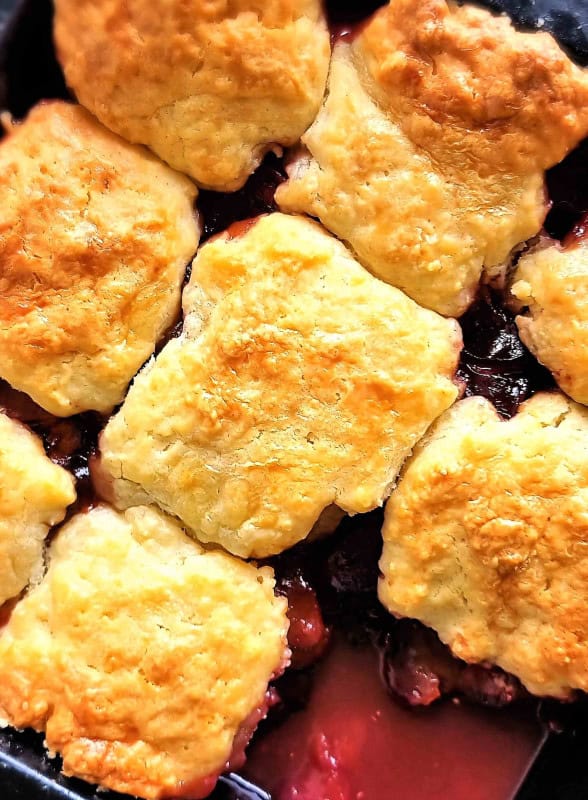 Cobbler s sočnimi slivami in hrustljavim testom